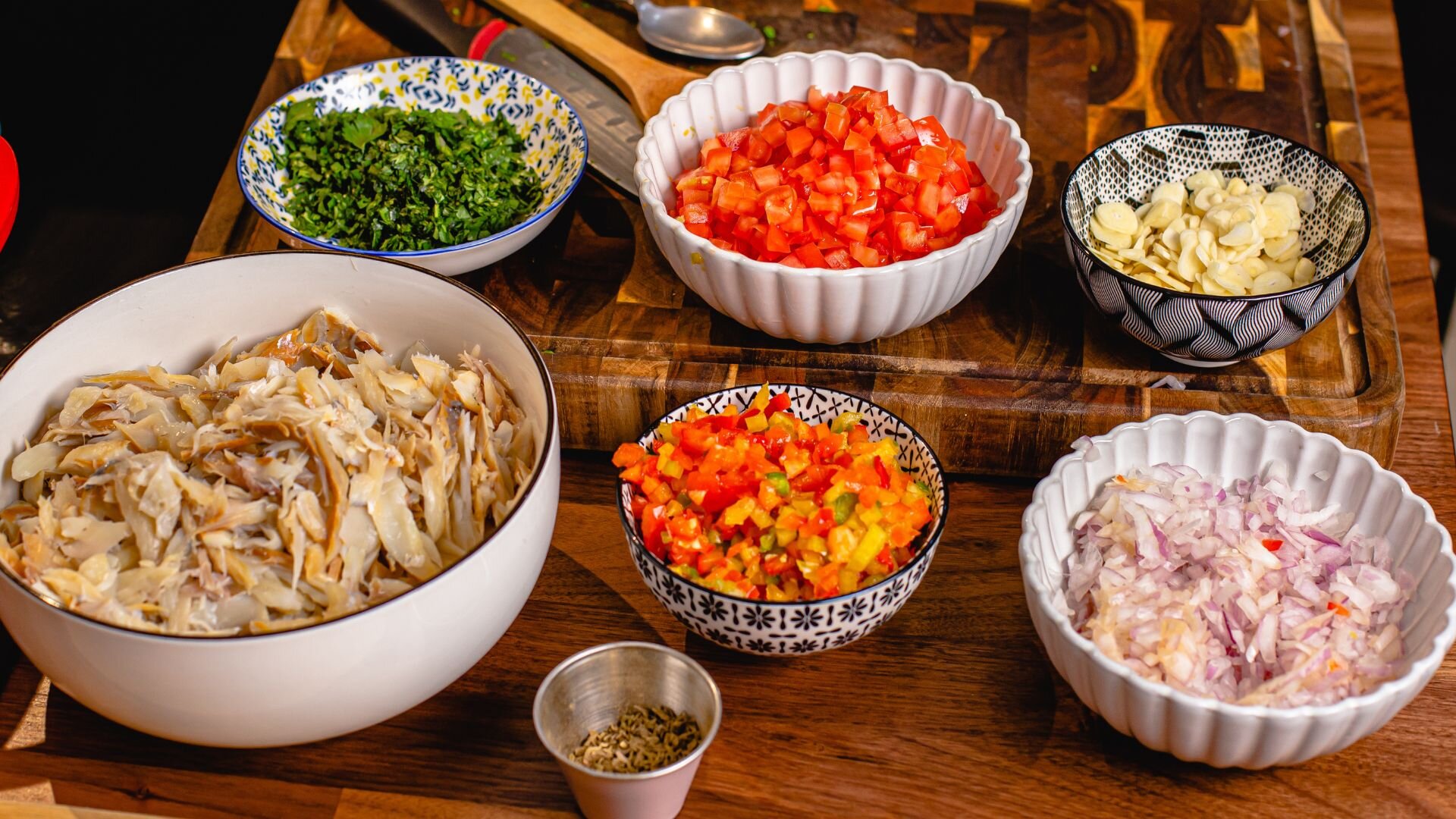 Ingredienser til bacalaoen: revet klippfisk, koriander, paprika, tomater, hvitløk, løk og oregano.