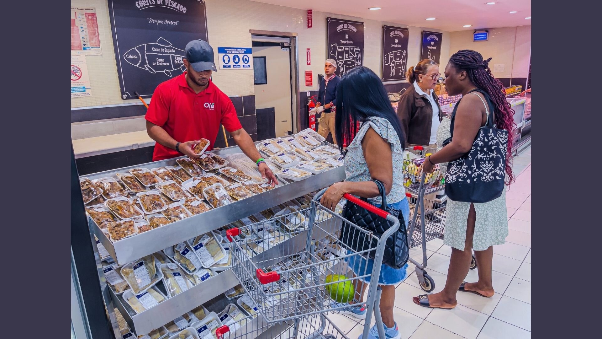 Kunder ser på klippfisk i disk på et supermarked i Den dominikanske repbublikk