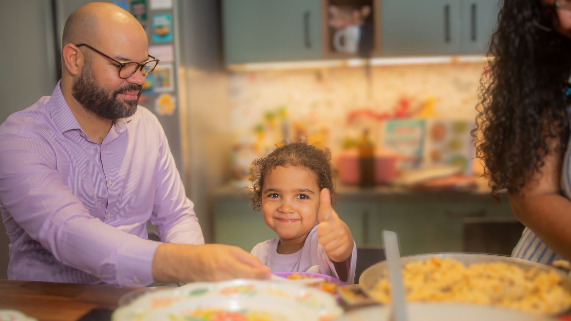 Zoé på fire år gir tommelen opp for mammas bacalao
