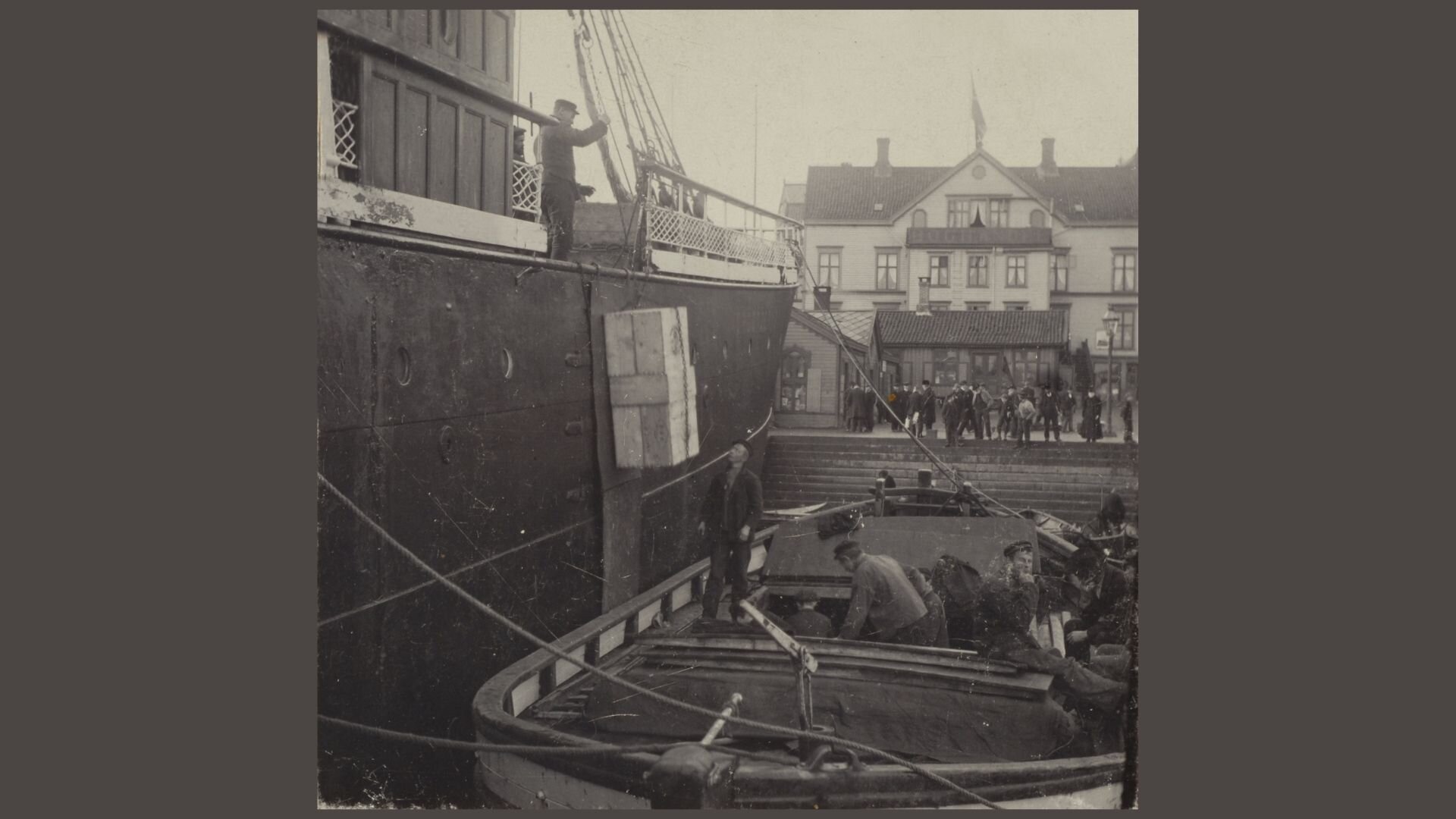 Klippfiskkasser fra føringsbåt i Kristiansund