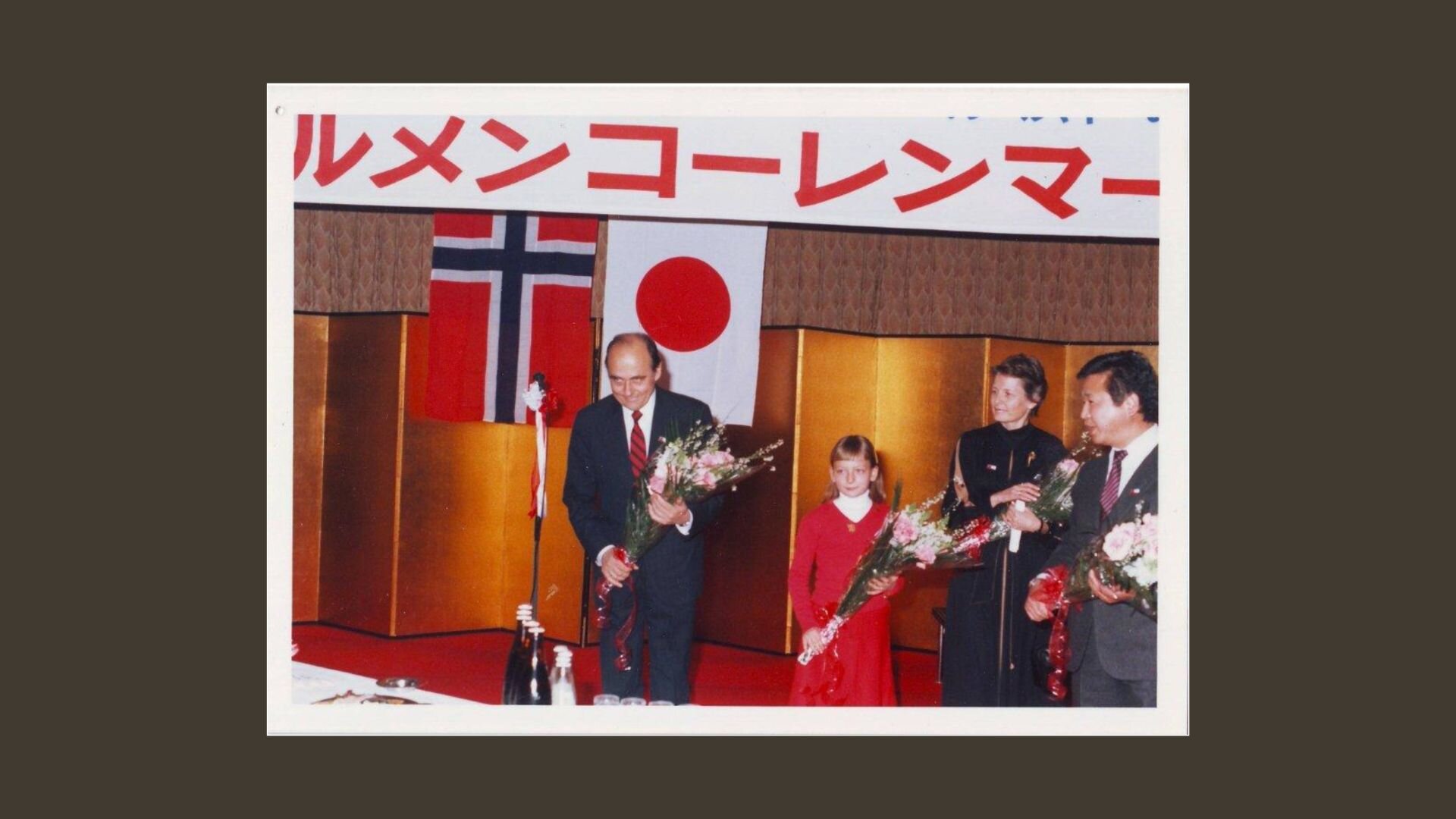 Ambassadør Freihow fikk blomster på scenen ifm et japansk-norsk arrangement i Japan