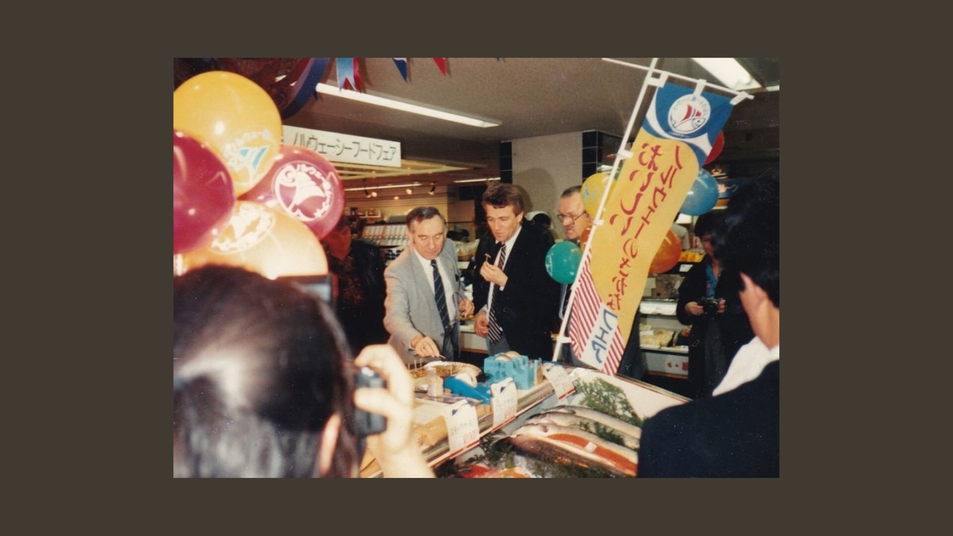 Minister viser frem norsk fisk i butikk i Japan