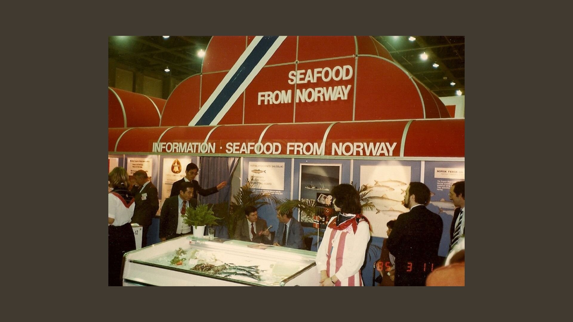 Stand med dekor av norsk flagg og Seafood from Norway