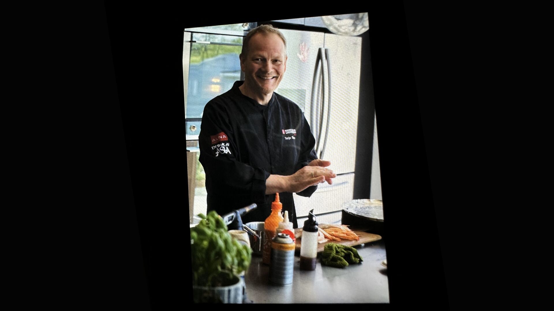 Kokk Terje Burum tilbereder sushi