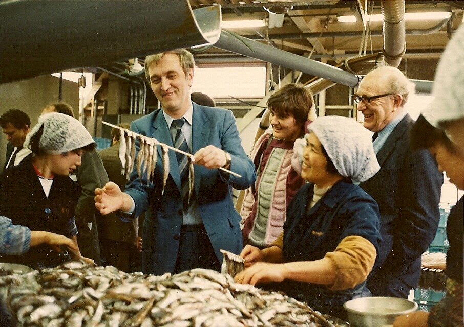 Bilde av Thor Listau med flere som besøker japansk fiskeindustri som viser foredling av lodde