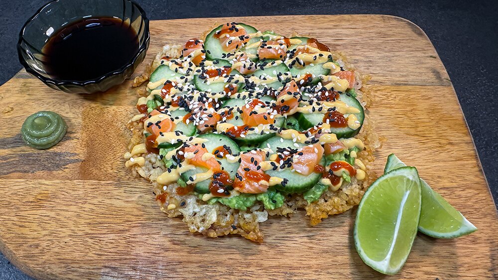 vaffel av sushiris med rå laks, agurk og chilimayo