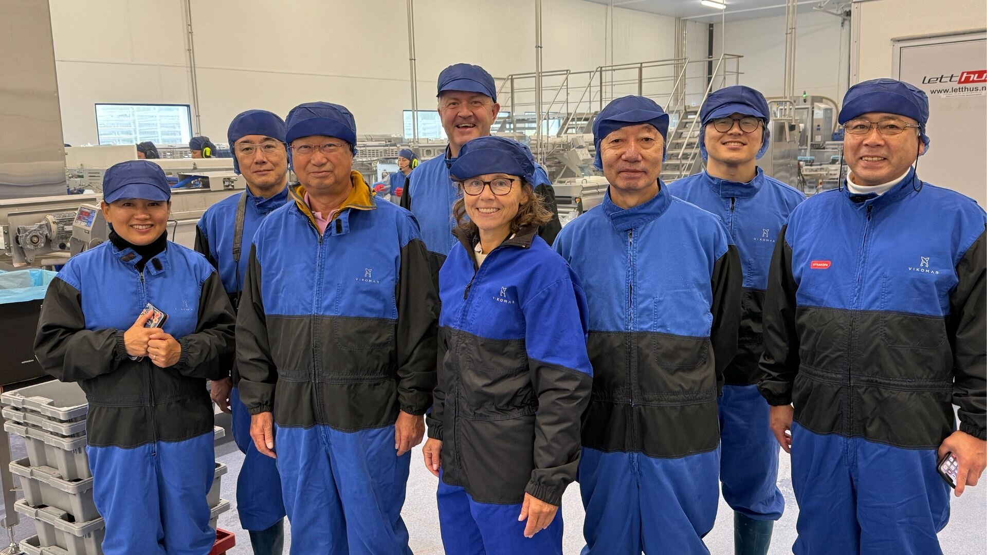 Delegasjonen var på visitt hos Vikomar på Bud. Her fikk de se filetering av makrell. 