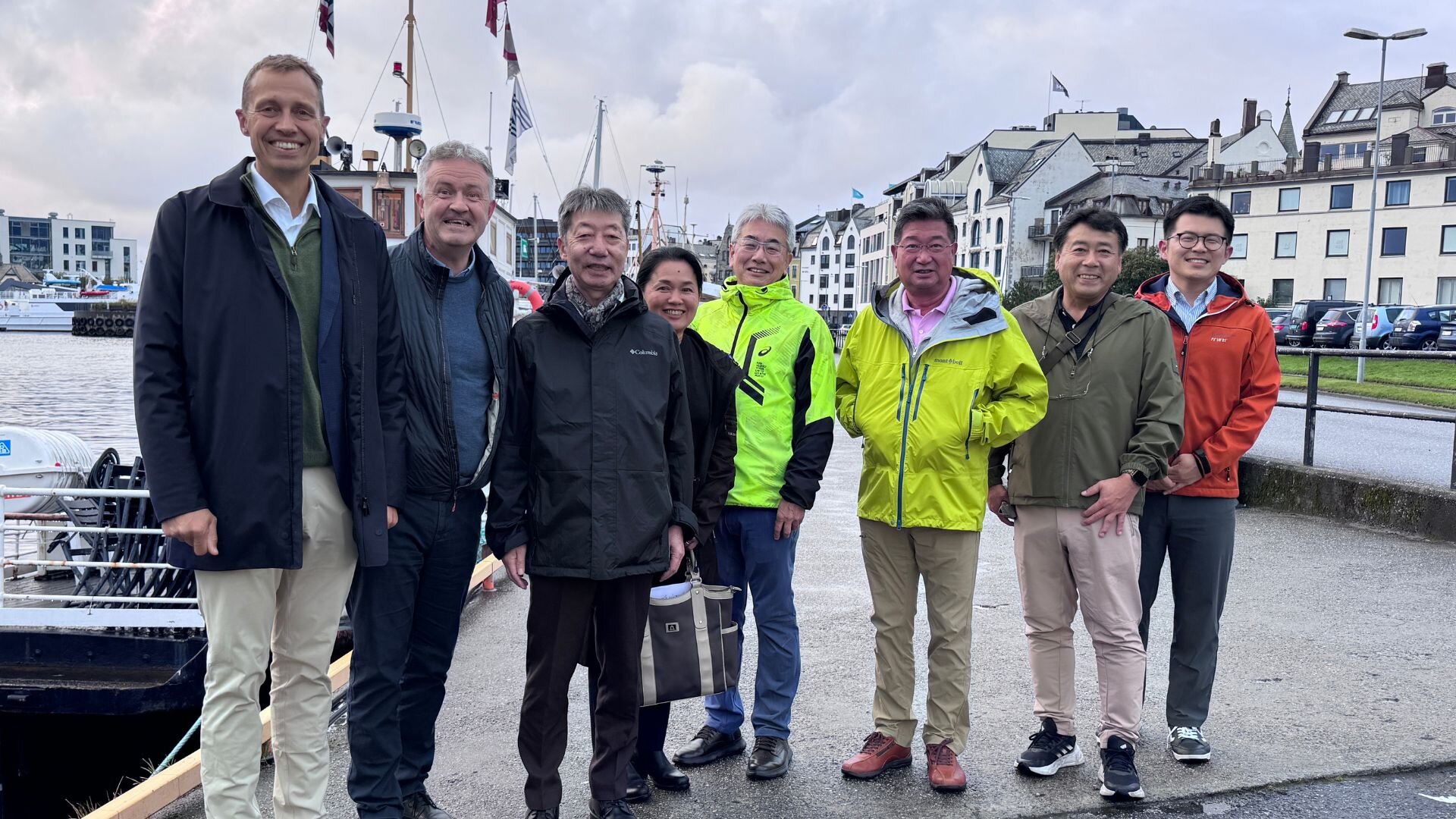 Delegasjonen fotografert på kaien i Ålesund
