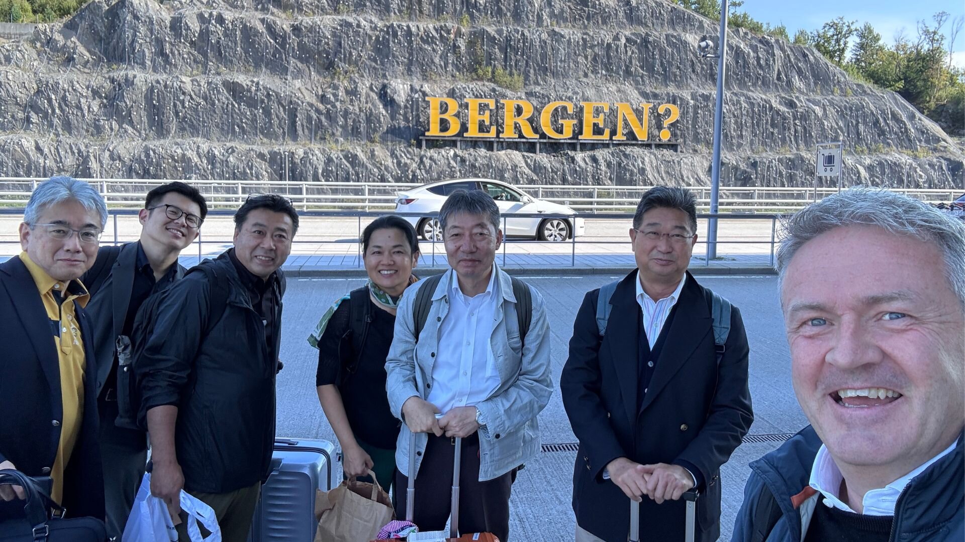 Matsumoto (til venstre), Abe, Miura, Minetoshi, Edamoto, Sakamoto og Kvalheim er her fotografert på Bergen lufthavn Flesland.