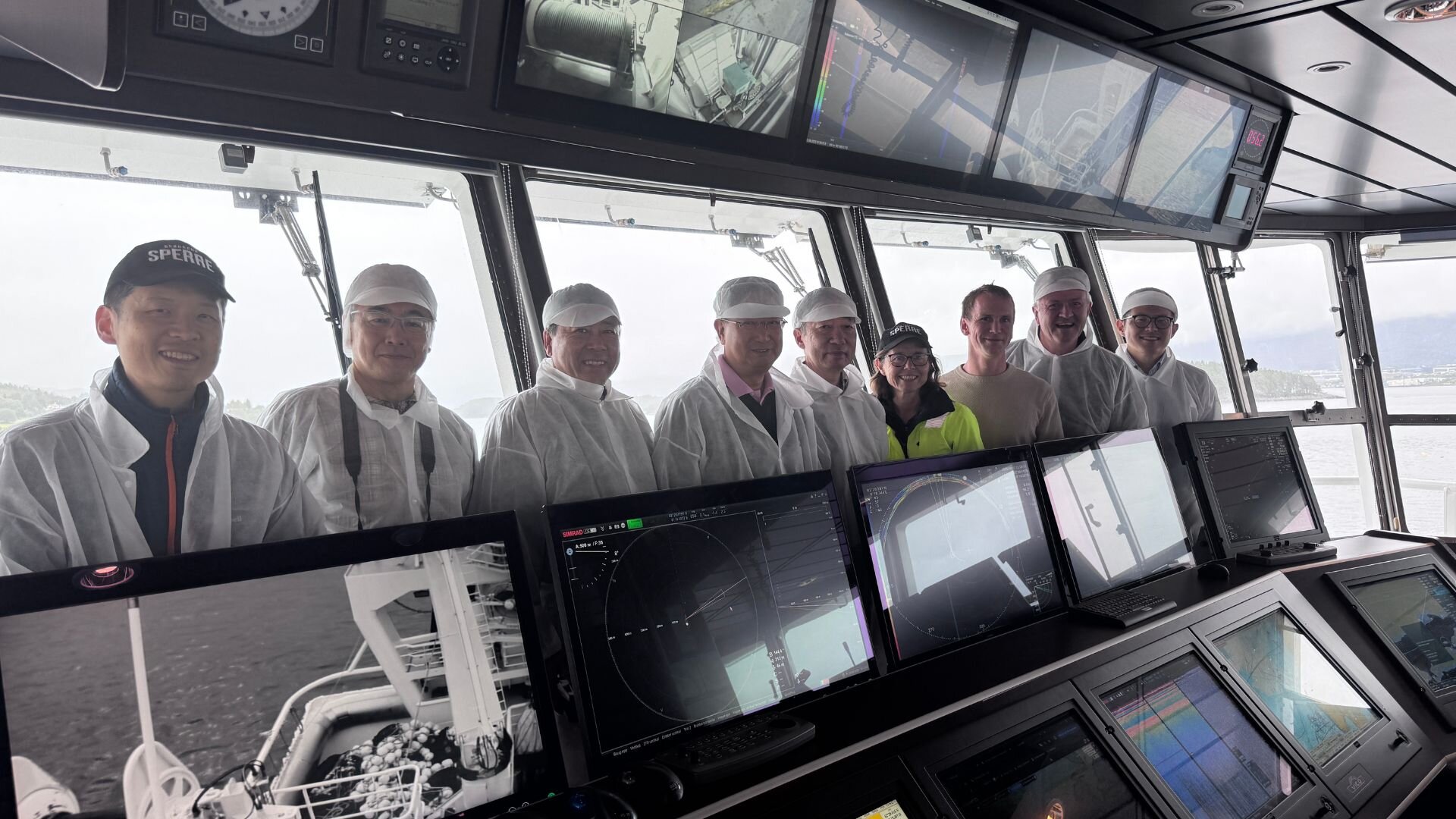 Delegasjonen gikk ombord på den pelagiske tråleren «Harvest», hvor skipper Andreas Møgster viste dem rundt.