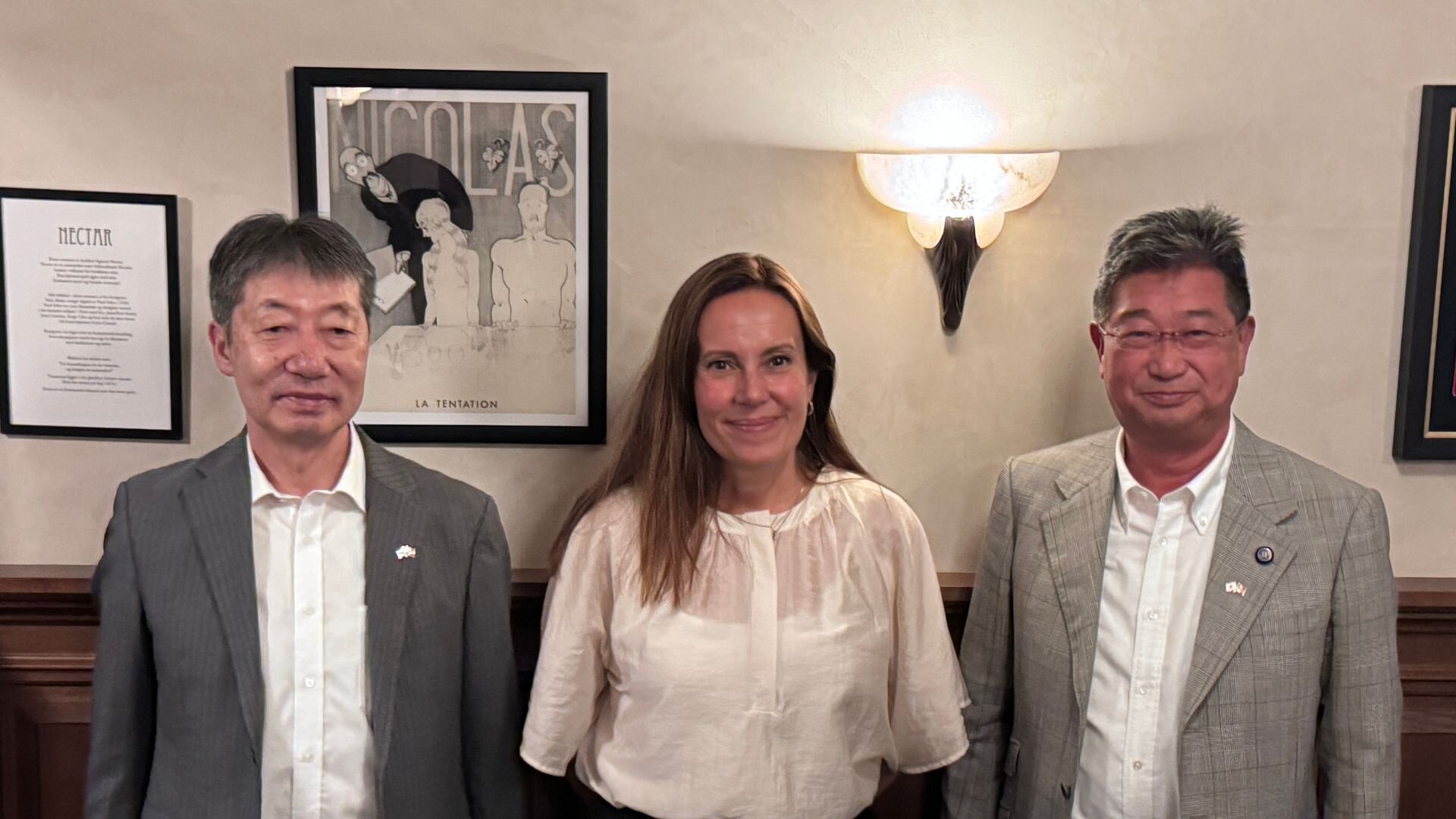 President Japan Fisheries Association, Masaaki Edamoto (til venstre), fiskeri- og havminister Marianne Sivertsen Næss og president i National Federation of Fisheries Co-operative Associations (Zengyoren), Masanobu Sakamoto.