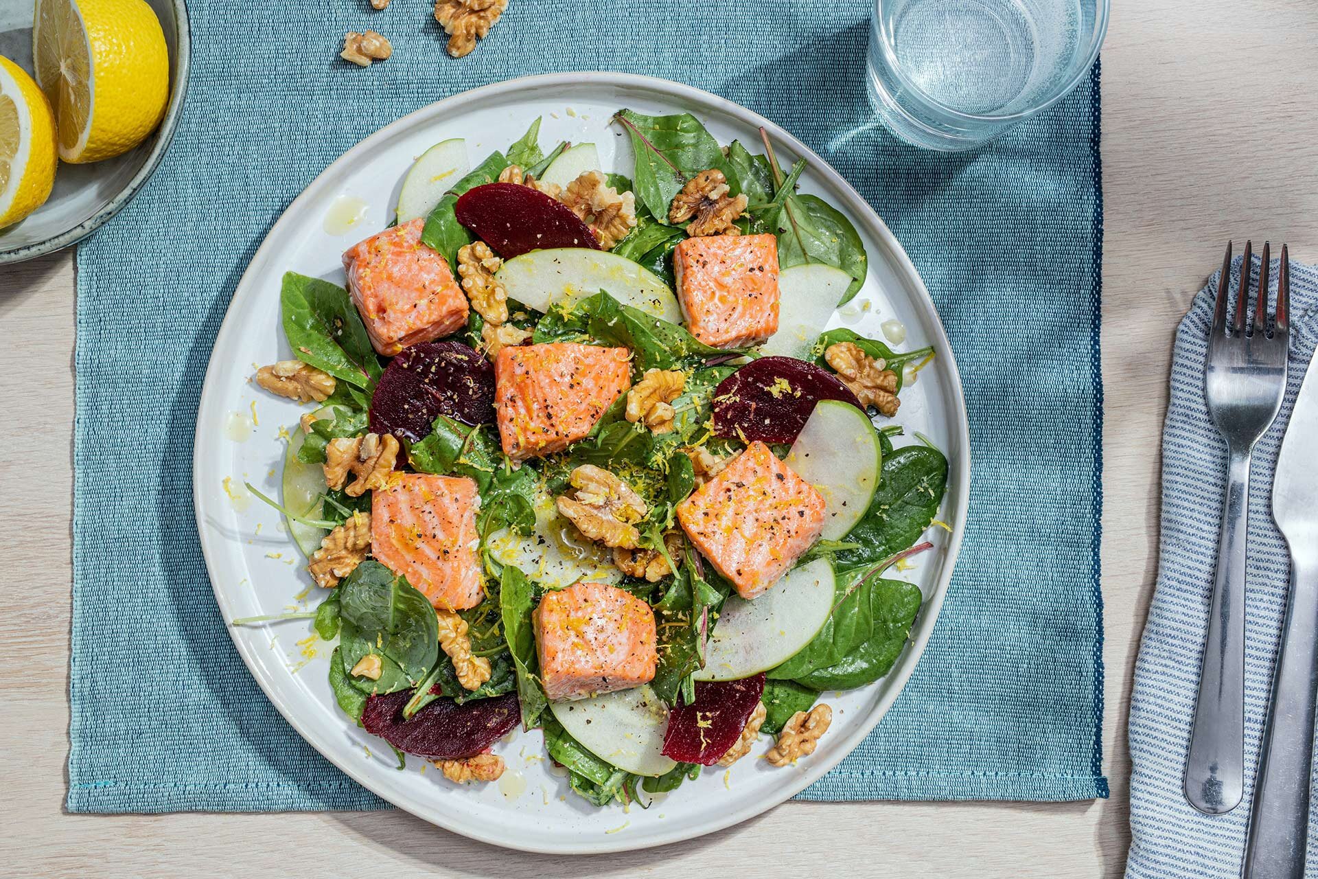 Ovnsbakt ørret med eplesalat