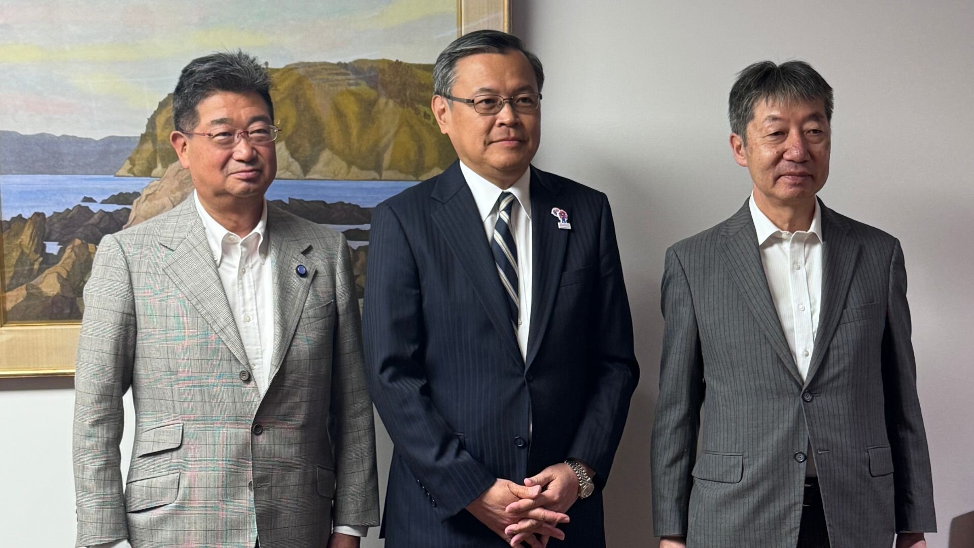 President i National Federation of Fisheries Co-operative Associations (Zengyoren), Masanobu Sakamoto, Japans ambassadør til Norge, Sugiyama Akira, og  president i Japan Fisheries Association, Masaaki Edamoto. 