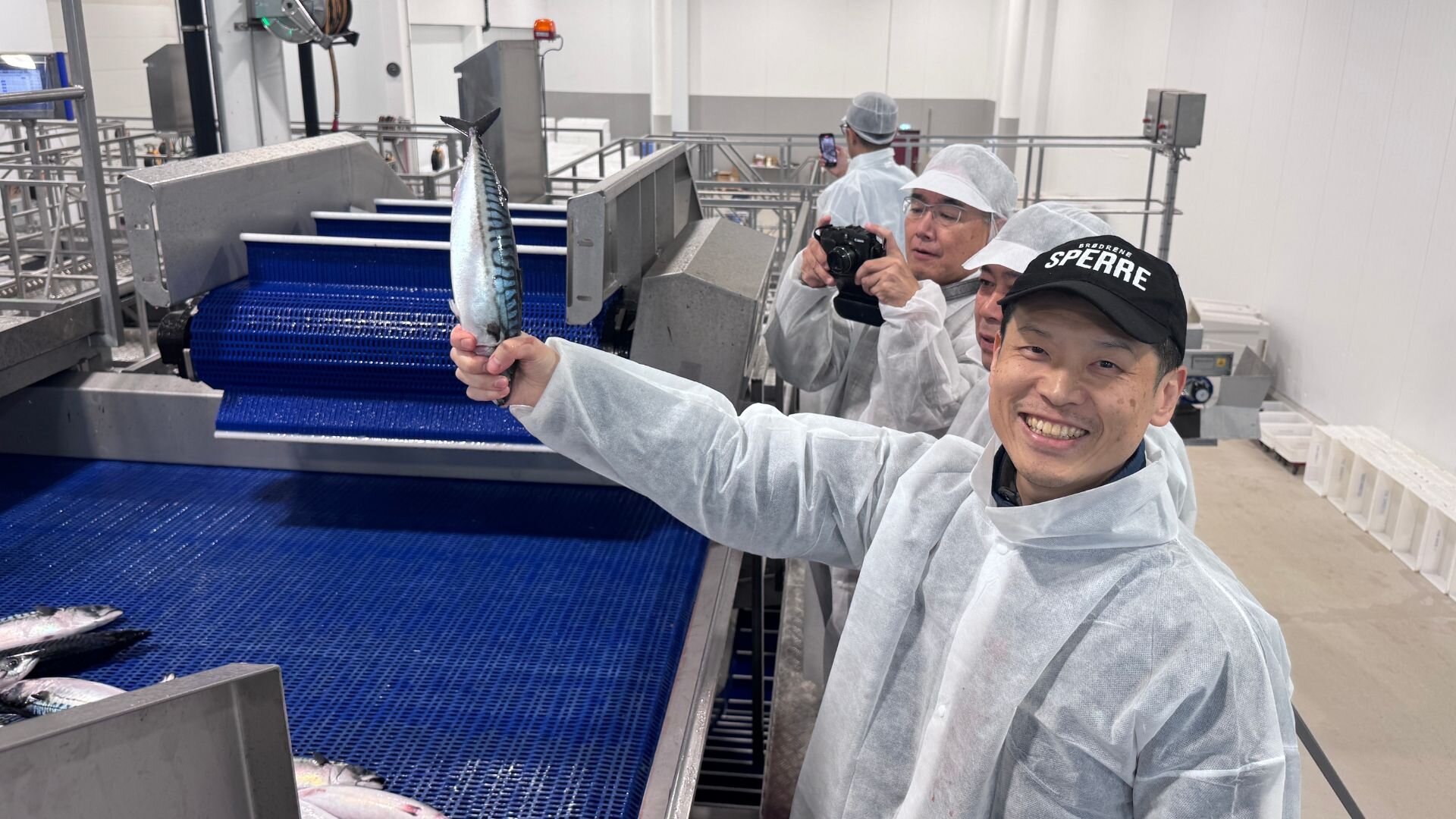 Kvalitetskontrollør Yuki Kigaw viste frem en makrell av aller ypperste kvalitet