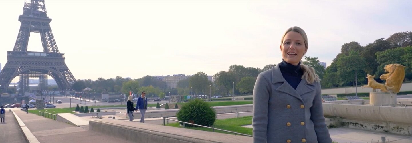 Trine foran Eiffeltårnet 
