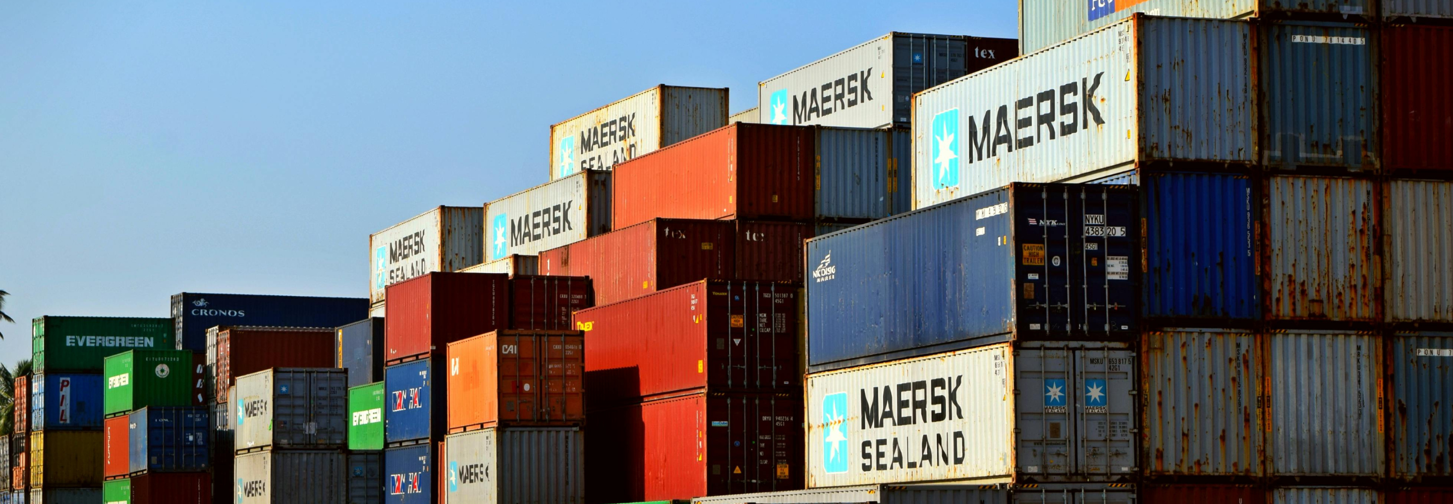 Mange containere stablet oppå hverandre