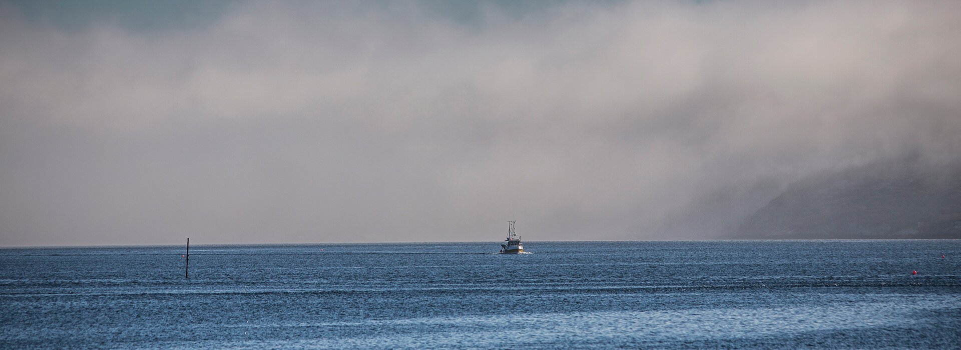 Sjark i innseilinga til Hitra