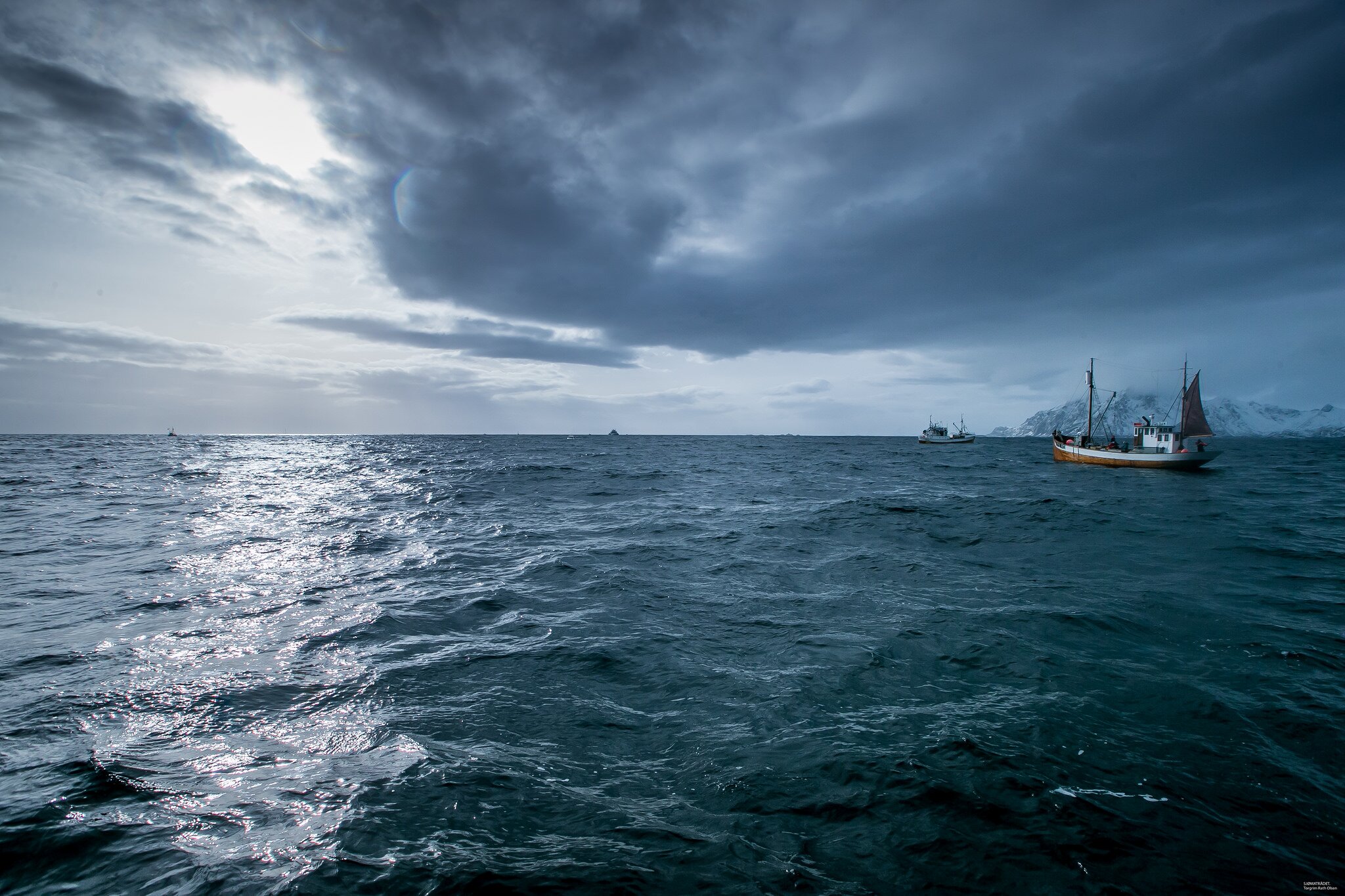 Fiskebåt på åpent hav