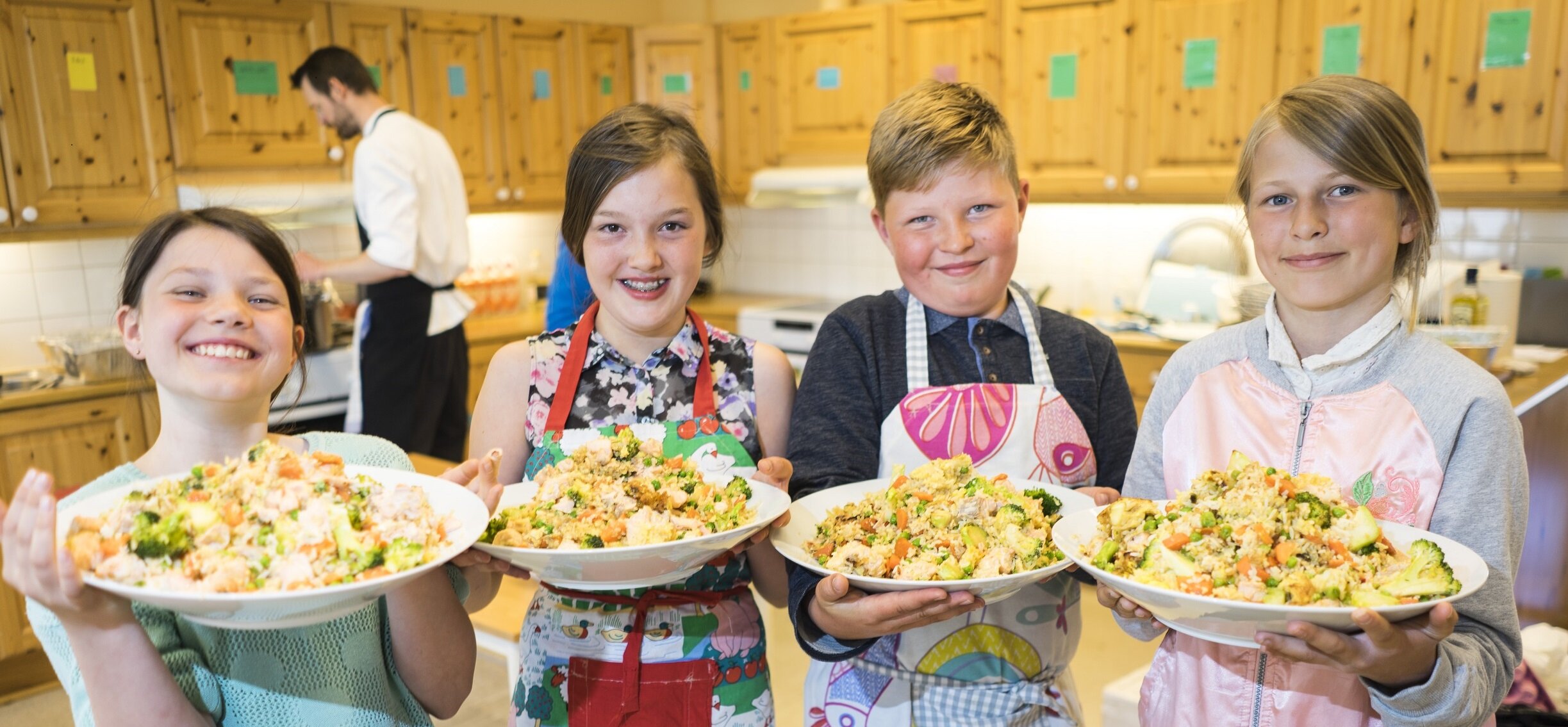 STOLTE VINNERE Ida Marie Vang Sigvardsen (11), Johanne Marie Fjellstad (12), Ingrid Marie Lundestad (12) og Jørgen Mjølnerød (12) i 6. trinn på Berg skole i Halden ble norgesmestere med sin egenkomponerte rett Fisk i ris.