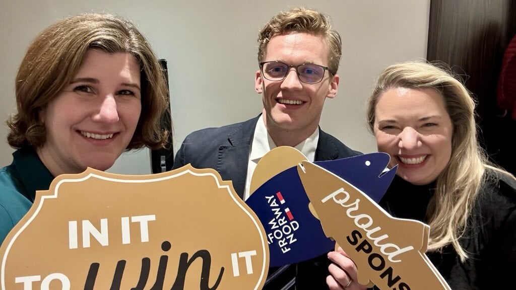 Trainee Jørgen Fieler sammen med sjømatutsending til UK, Victoria Braathen (t.h.) og markedsrådgiver Bojana Dos Santos under UK Seafood Summit 2025. 