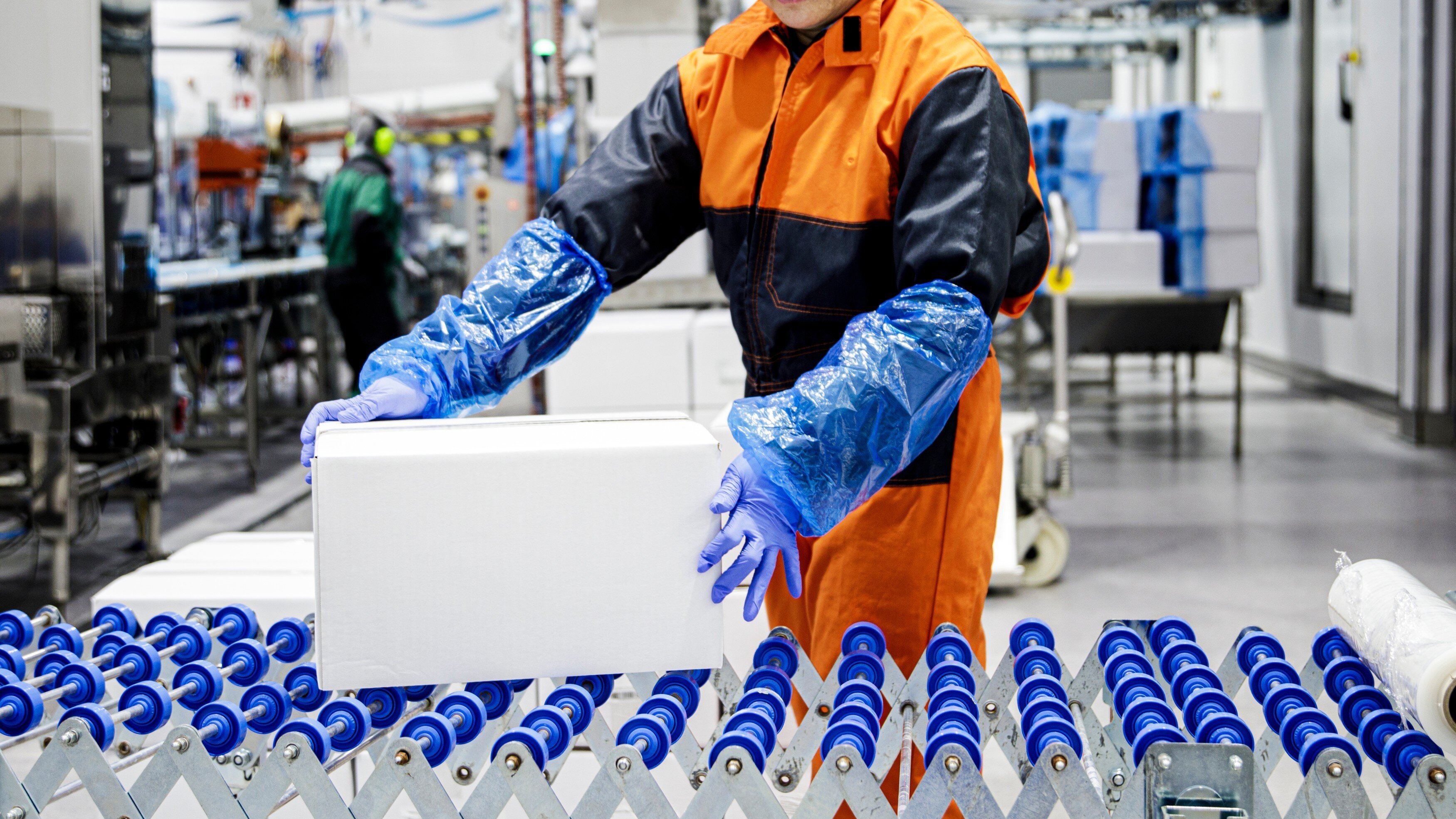 Produksjonslinje med isoporkasse