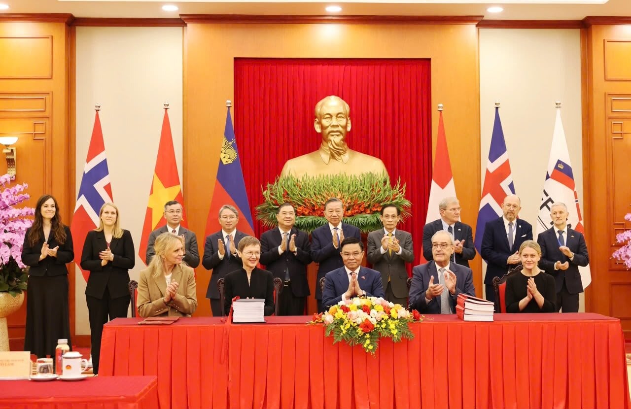 Fra signeringsseremonien i Hanoi