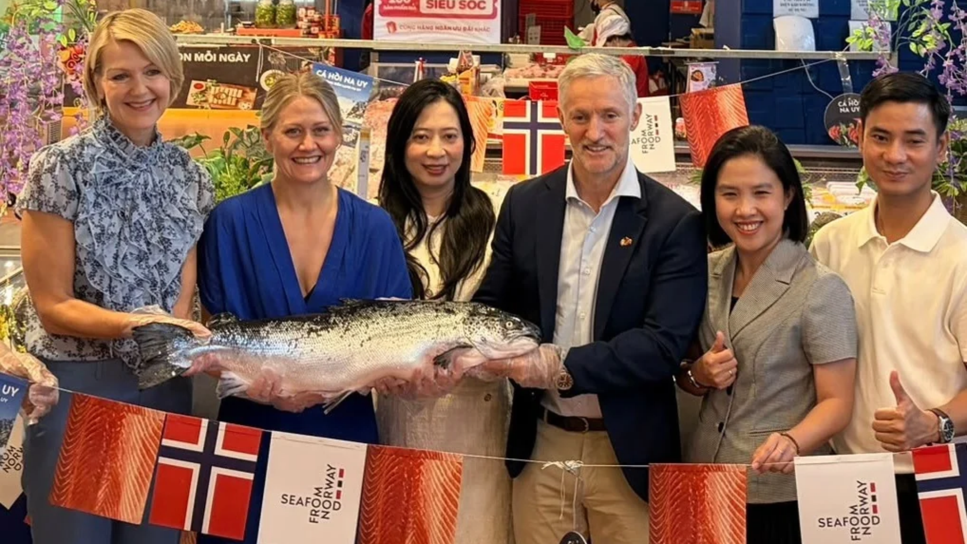 Fv.: &Aring;shild Nakken, utsending Norges sj&oslash;matr&aring;d, Astrid Bergm&aring;l, statssekret&aelig;r Utenriksdepartementet, Le Thu Trang, Senior Marketing Manager, Stein Iversen, Norges ambassad&oslash;r til Vietnam, Nguyen Thuy Huong, Head of Operation, Winmart og Nguyen Anh Nghia, Regional Director, Winmart.